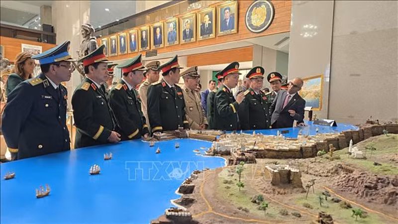 vna-potal-dai-tuong-nguyen-trong-nghia-tham-va-lam-viec-o-algeria-stand-1.jpg