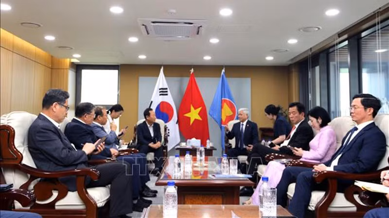 vna-potal-chu-tich-do-van-chien-tham-dai-su-quan-va-gap-go-ba-con-nguoi-viet-tai-han-quoc-stand-1.jpg