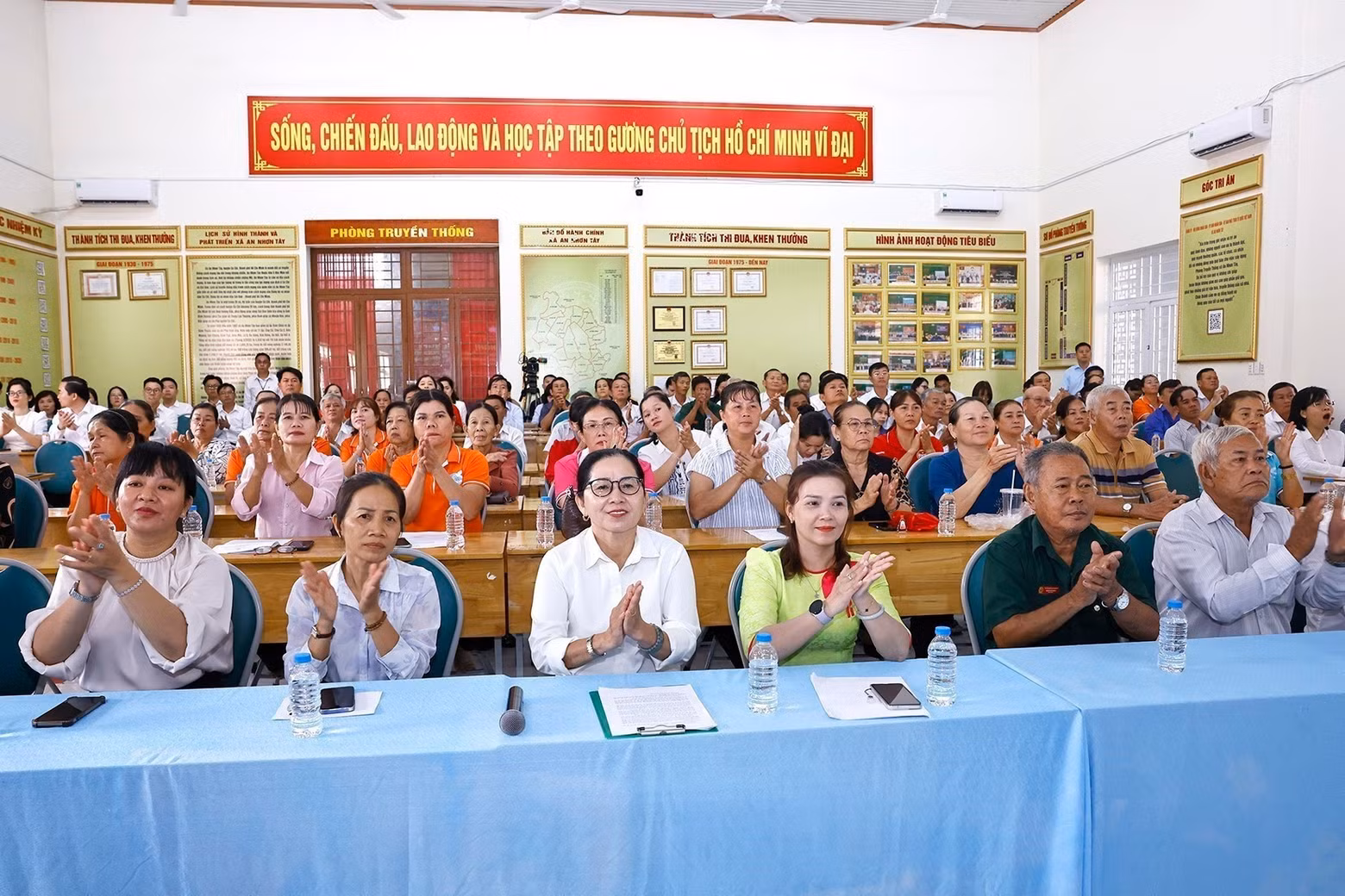 vna-potal-chu-tich-quoc-hoi-tran-thanh-man-tiep-xuc-cu-tri-tai-xa-an-nhon-tay-ho-chi-minh-8617199.jpg