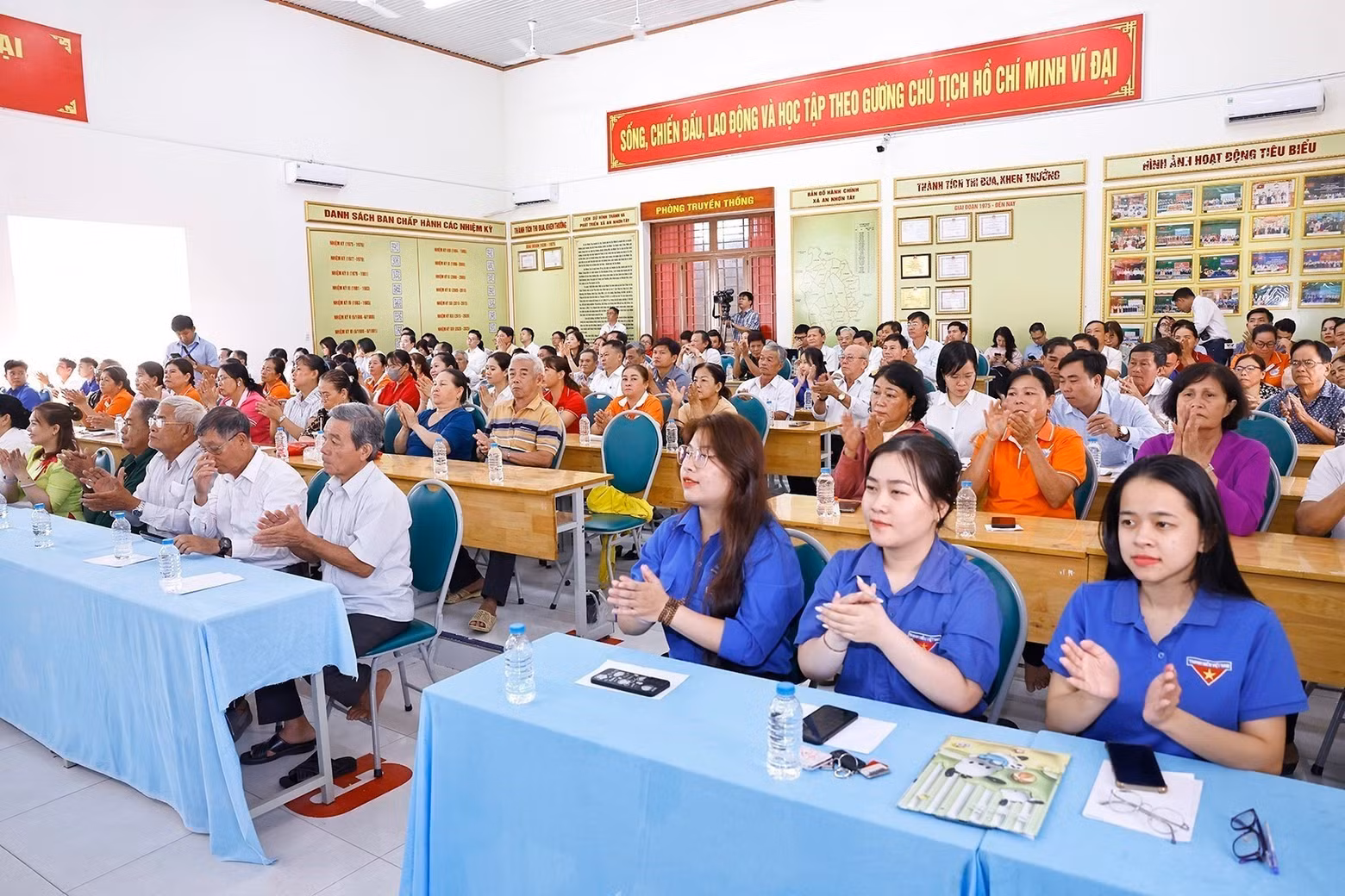 vna-potal-chu-tich-quoc-hoi-tran-thanh-man-tiep-xuc-cu-tri-tai-xa-an-nhon-tay-ho-chi-minh-8617200.jpg