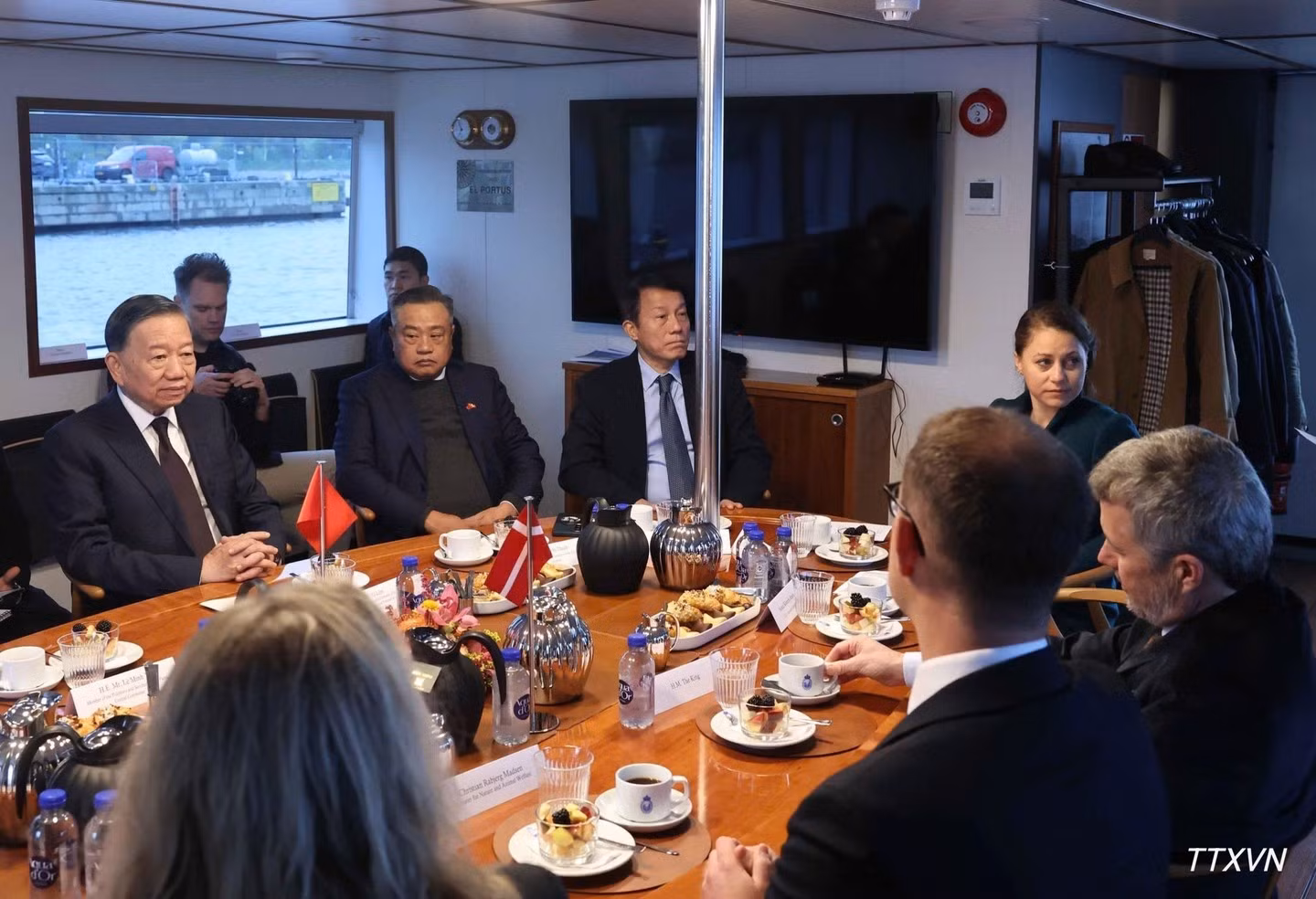 Генеральный секретарь ЦК КПВ, Президент Вьетнама То Лам, Король Дании Фредерик X и делегаты двух стран на борту корабля, направляющегося к искусственному острову Линеттхольм. (Фото: ВИА)