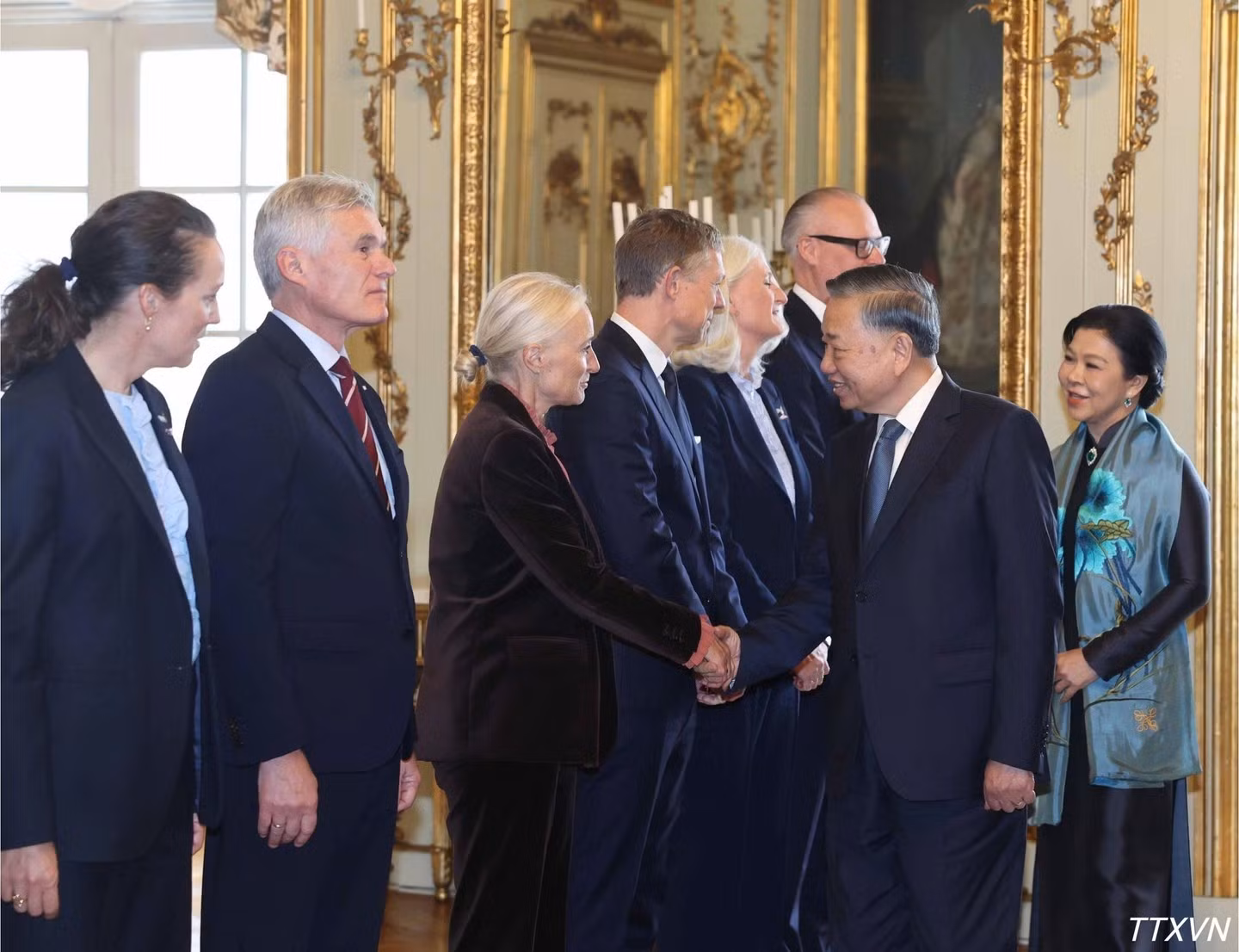 Генеральный секретарь ЦК КПВ, Президент Вьетнама То Лам с супругой прощается с датской делегацией. (Фото: ВИА)