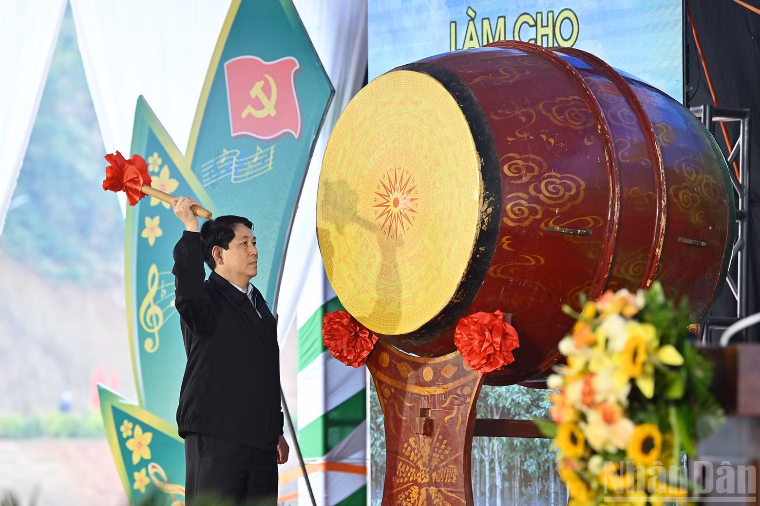 Президент Лыонг Кыонг ударяет в барабан, давая старт акции «Праздник посадки деревьев – Вечная благодарность Дядюшке Хо» в год Бинь Нго.