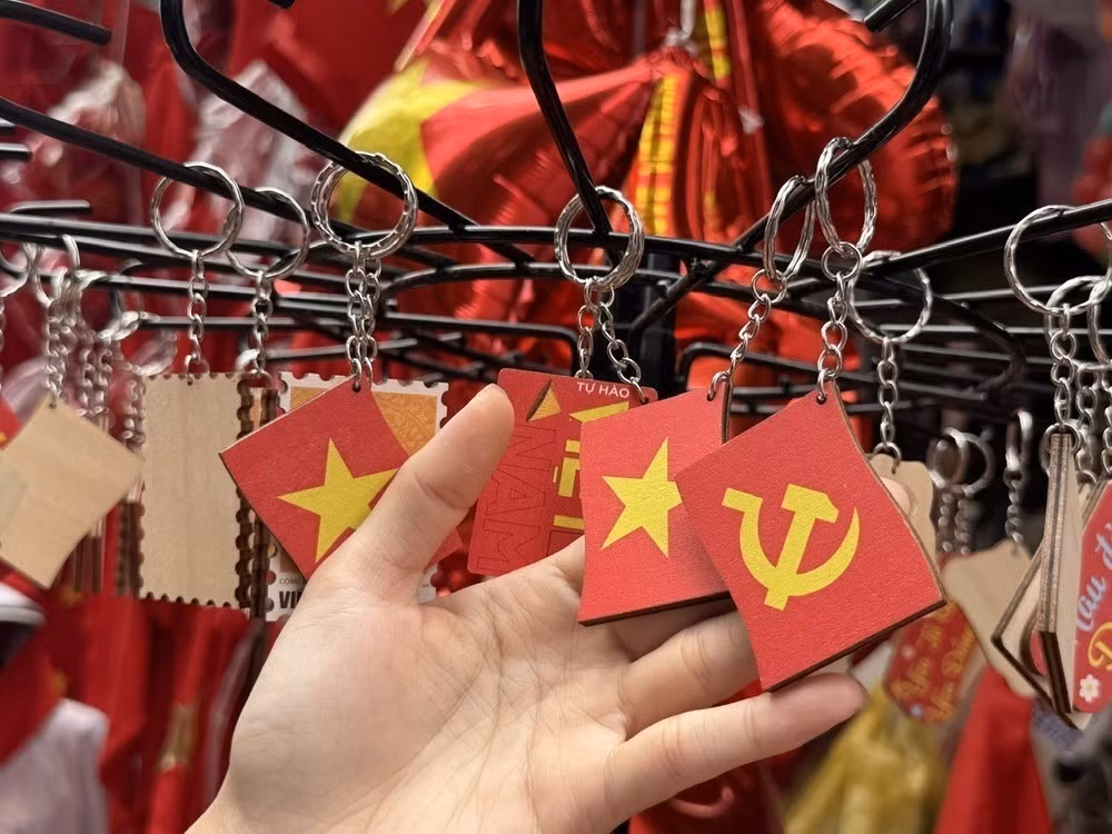 Брелоки для ключей с изображением Государственного флага и Флага Партии — один из самых популярных сувениров. Фото: ВИА