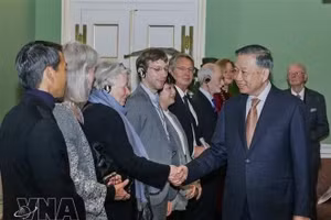 Генеральный секретарь ЦК КПВ, Президент Вьетнама То Лам на встрече с членами Общества датско-вьетнамской дружбы в Копенгагене 20 октября 2026 года. (Фото: ВИА)