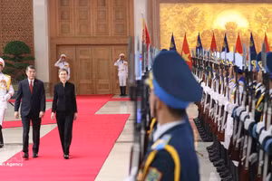 Премьер-министр Ле Минь Хынг и Премьер-министр Лихтенштейна Бригитте Хаас обошли строй роты почётного караула Вьетнамской народной армии. Фото: ВИА
