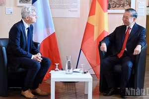 Генеральный секретарь ЦК КПВ, Президент Вьетнама То Лам (справа) и Национальный секретарь ФКП Фабьен Руссель. Фото: Чунг Хынг 