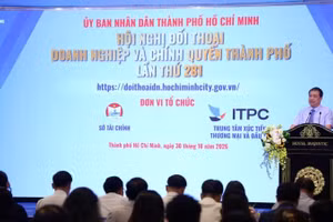 Представитель оргкомитета выступает на диалоге. Фото: ITPC