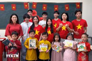 Группа «Viet Youth», входящая в состав Канадско-вьетнамского совета по культуре и образованию (CVCEC), проводит урок вьетнамского языка для детей вьетнамского происхождения в Торонто, Канада. Фото: ВИА