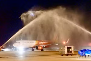 Первый рейс Vietjet по маршруту Коломбо-г. Хошимин был торжественно встречен традиционной для авиационной отрасли церемонией водного салюта. Фото: Бао Ви