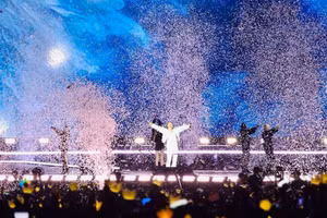 Группа BigBang подарила зрителям яркие и незабываемые моменты на стадионе Мидинь. Фото: Кюинь Фыонг