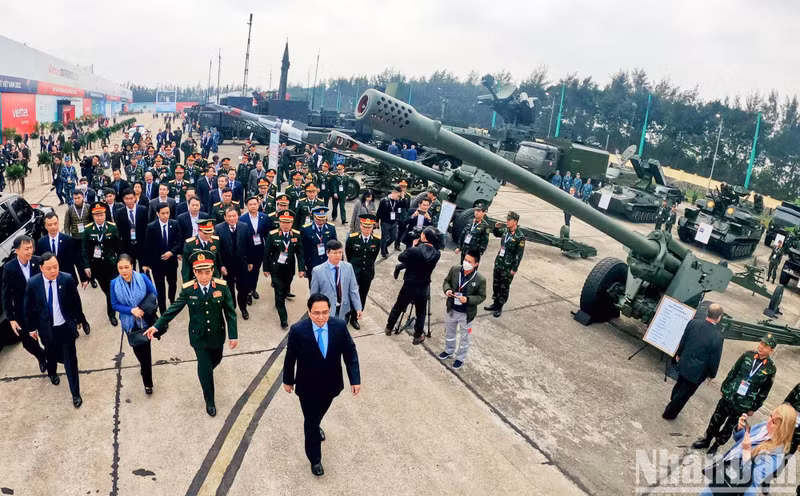 Премьер-министр Фам Минь Тьинь и делегаты посещают выставку. Фото: Тхань Дат Премьер-министр Фам Минь Тьинь и делегаты посещают выставку. Фото: Тхань Дат