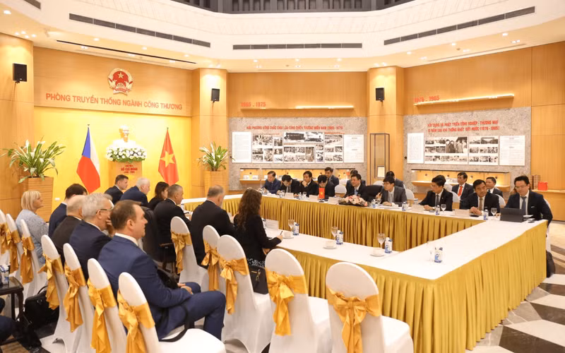Общий вид рабочей встречи. Фото: moit.gov.vn