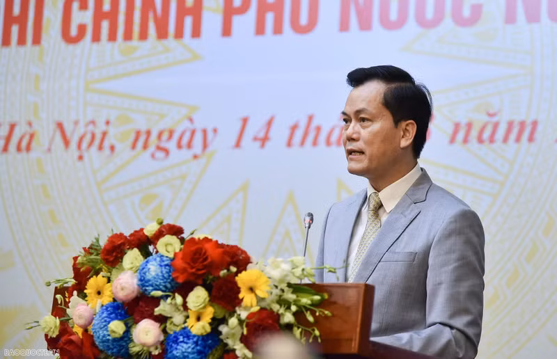 Замминистра иностранных дел Ха Ким Нгок выступает на конференции. Фото: baoquocte.vn