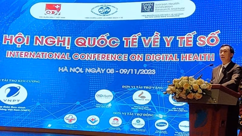 Замминистра здравоохранения Чан Ван Тхуан выступает на конференции.
