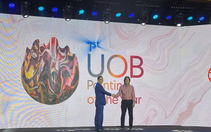 Директор UOB во Вьетнаме и замглавы Управления изобразительных искусств, фотографии и выставок Вьетнама на церемонии запуска конкурса. Фото: ВИА