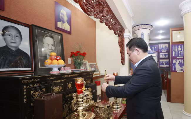 Председатель НС Выонг Динь Хюэ зажигает благовония в память о покойном Председателе НС Нгуен Хыу Тхо. Фото: ВИА