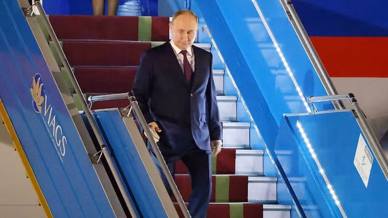 Президент Путин в аэропорту Нойбай. Фото: ВИА