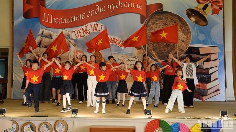 Вьетнамские дети в Ульяновске исполняют танец на Фестивале. Фото: Суан Хынг