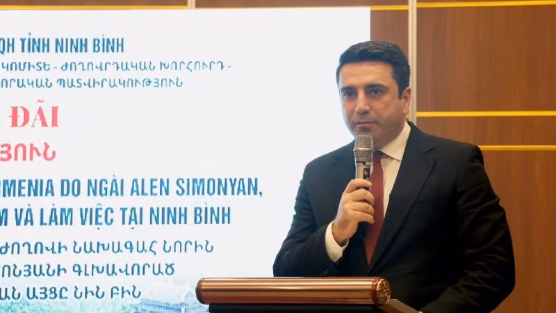 Председатель НС Армении Ален Симонян выступает на рабочей встрече.