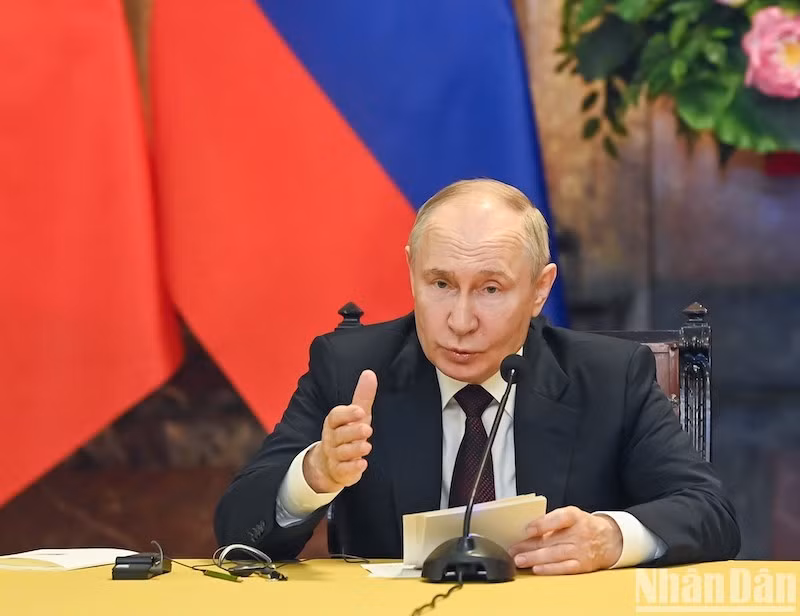 Президент России Владимир Путин выступает на пресс-конференции. Президент России Владимир Путин выступает на пресс-конференции.