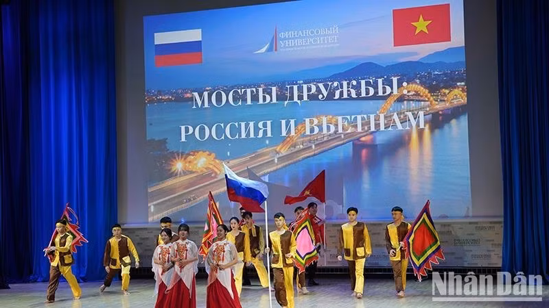 Мероприятие было организовано по случаю 74-й годовщины установления дипломатических отношений между двумя странами.