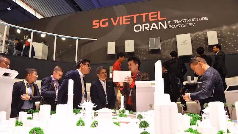 Выставочный стенд Viettel привлек внимание большого количества посетителей и партнеров по всему миру. Фото: Viettel
