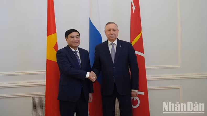 Секретарь парткома провинции Дьенбьен Чан Куок Кыонг и губернатор Санкт-Петербурга Александр Беглов. Фото: Суан Хынг Секретарь парткома провинции Дьенбьен Чан Куок Кыонг и губернатор Санкт-Петербурга Александр Беглов. Фото: Суан Хынг