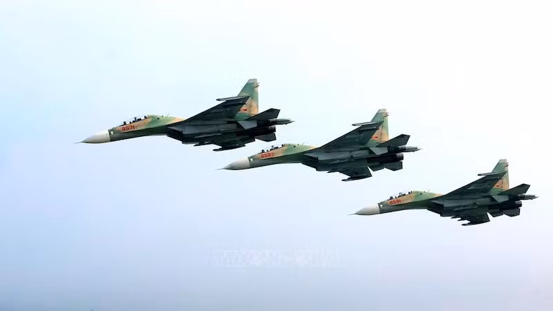Истребители Су-30МК2 выполняют демонстрационный полет. Фото: ВИА Истребители Су-30МК2 выполняют демонстрационный полет. Фото: ВИА