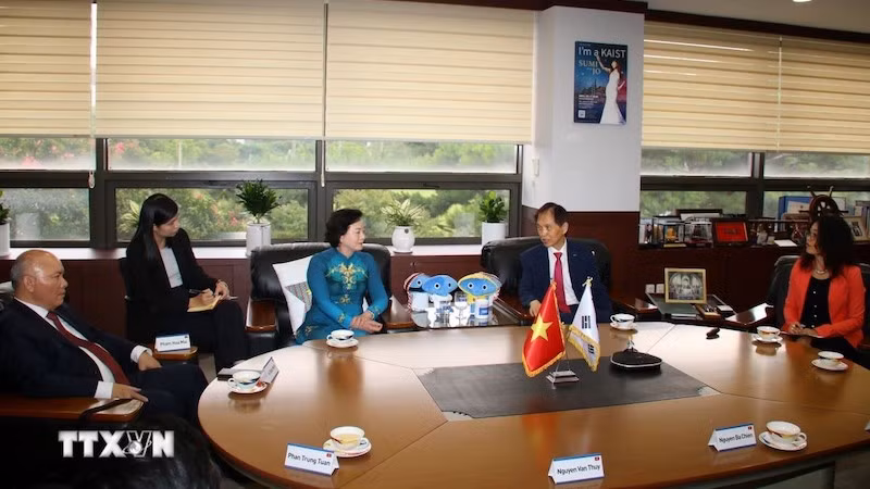 Делегация проводит рабочую встречу с руководителями KAIST. Фото: ВИА