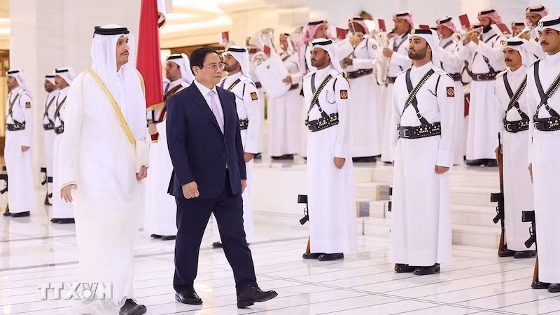 Премьер-министр Фам Минь Тьинь и Премьер-министр Катара шейх Мухаммед бен Абдель Рахман бен Джасим Аль Тани обходят строй почетного караула. Фото: ВИА Премьер-министр Фам Минь Тьинь и Премьер-министр Катара шейх Мухаммед бен Абдель Рахман бен Джасим Аль Тани обходят строй почетного караула. Фото: ВИА
