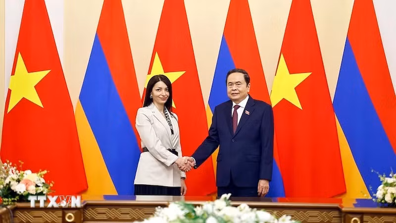 Председатель НС Чан Тхань Ман и Председатель группы парламентариев армянско-вьетнамской дружбы Асмик Акопян. Фото: ВИА