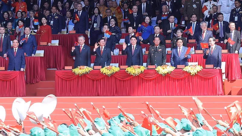 Руководители Вьетнама и стран мира на церемонии, посвященной 50-й годовщине Дня освобождения Южного Вьетнама и воссоединения страны. Фото: ВИА
