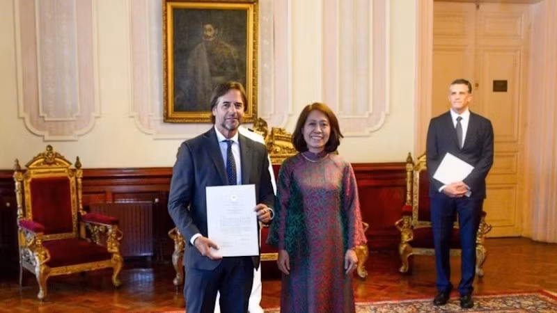 Посол Вьетнама в Аргентине и по совместительству в Уругвае Нго Минь Нгует вручает верительные грамоты Президенту Уругвая Луису Лакалье Поу. Фото: ВИА