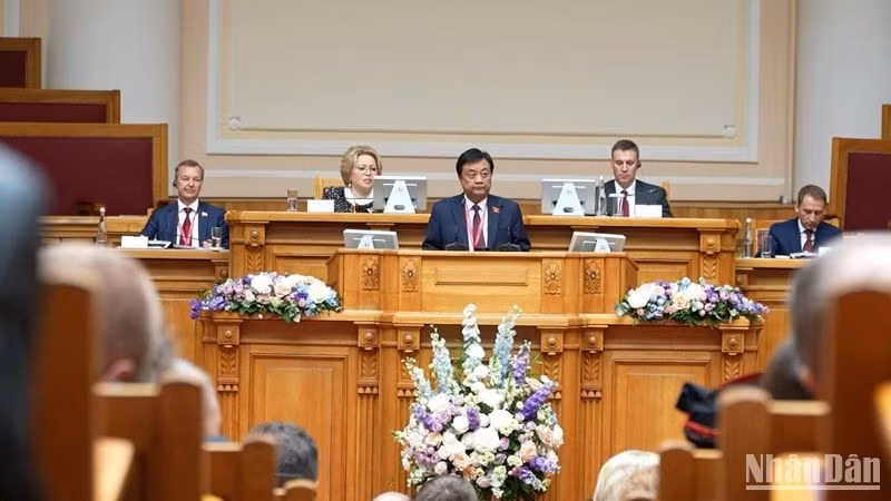 Зампредседателя НС Ле Минь Хоан выступает на мероприятии. Фото: Доан Йен