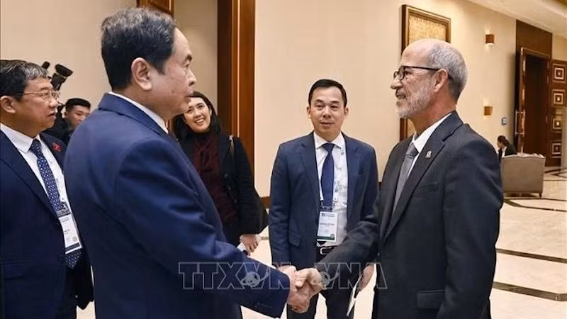 Председатель Чан Тхань Ман и Председатель Латиноамериканского парламента, Председатель Комиссии по международным отношениям НАНВ Кубы Роландо Гонсалес. Фото: ВИА