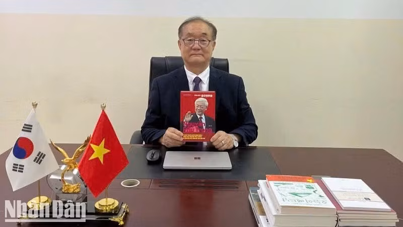Профессор, кандидат наук Ан Гюн Хван.