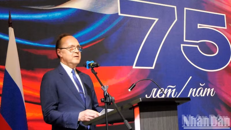 Посол Геннадий Бездетко выступает на церемонии.
