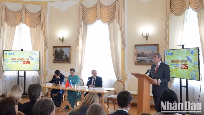 Заместитель председателя Комитета по внешним связям Санкт-Петербурга Вячеслав Калганов выступает на мероприятии. Фото: Суан Хынг
