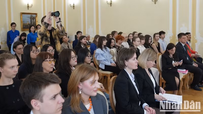 Вьетнамские и российские студенты на мероприятии. Фото: Суан Хынг Вьетнамские и российские студенты на мероприятии. Фото: Суан Хынг