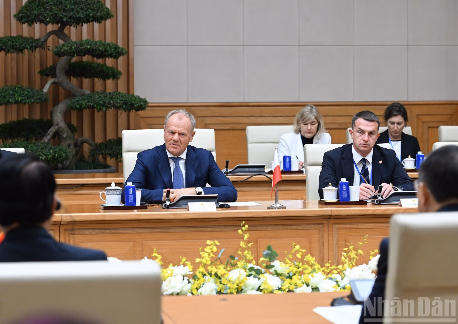 Премьер-министр Республики Польша Дональд Туск выступает на переговорах.