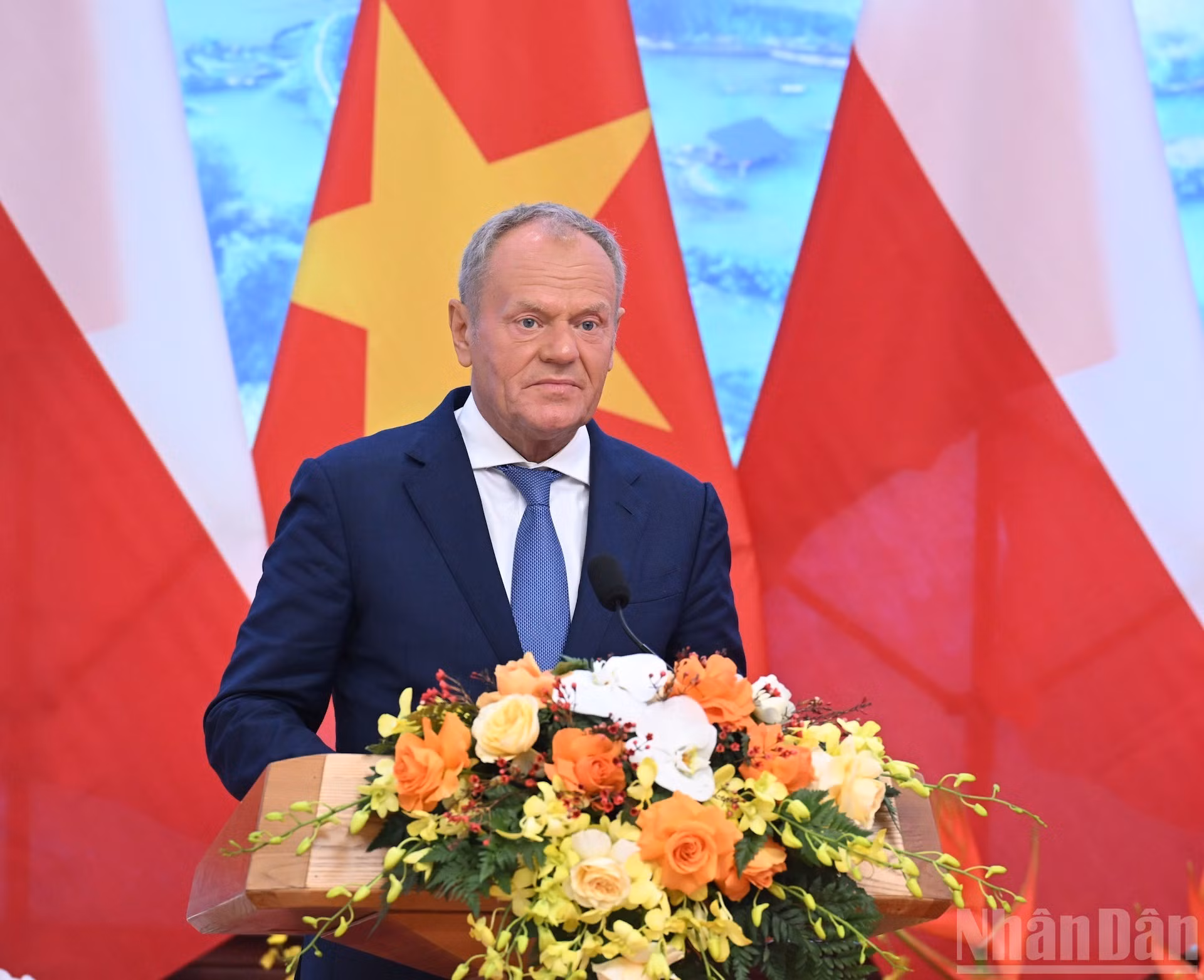 Премьер-министр Республики Польша Дональд Туск выступает на встрече с представителями средств массовой информации.