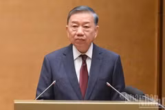 Генеральный секретарь ЦК КПВ, Президент страны То Лам выступает с речью на общенациональной конференции по изучению, разъяснению и реализации ряда резолюций и директив Политбюро. Фото: Чан Хай
