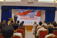 Директор Русского дома в Ханое Владимир Мурашкин выступает с речью. Фото: Т. Лам
