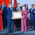 Председатель НС Чан Тхань Ман вручает грамоту о присвоении звания «Герой труда» председателю корпорации BRG Нгуен Тхи Нга. Фото: Зюи Линь