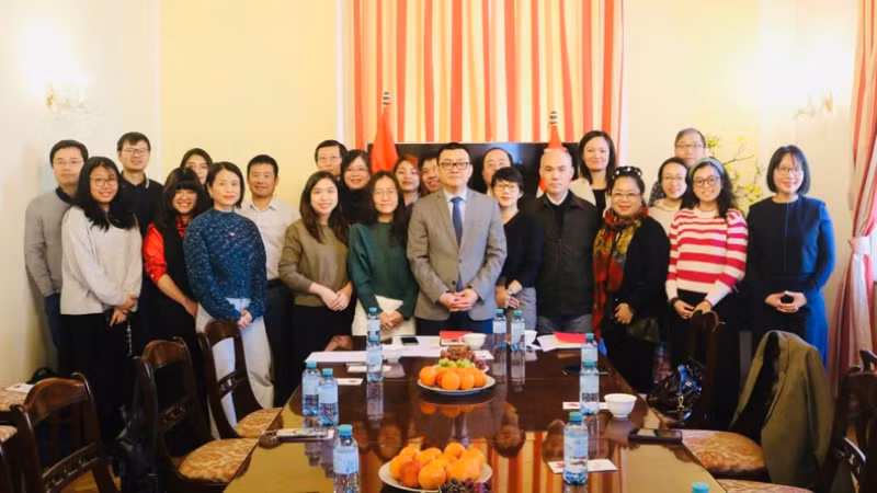 Посол Ву Ле Тхай Хоанг и участники беседы фотографируются на память. 