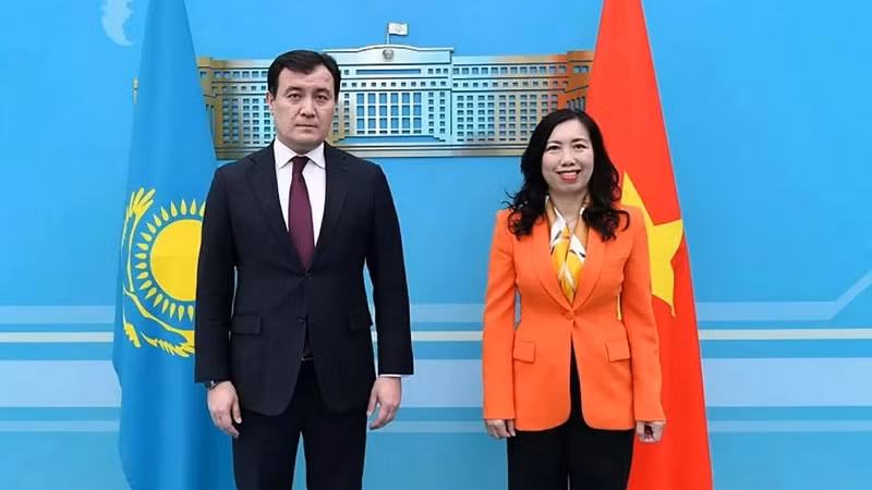 Замминистра Ле Тхи Тху Ханг (справа) и Замминистра иностранных дел Казахстана Алибек Бакаев. Фото: ВИА