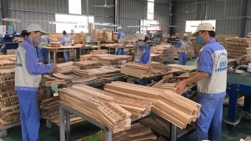 Производство деревянной мебели на экспорт в компании «Woodsland» в Туенкуанге. Фото: Хай Тьунг