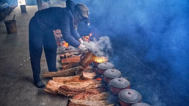 Маринованную рыбу тушат в глиняных горшках на дровяных печах в течение 10-20 часов.
