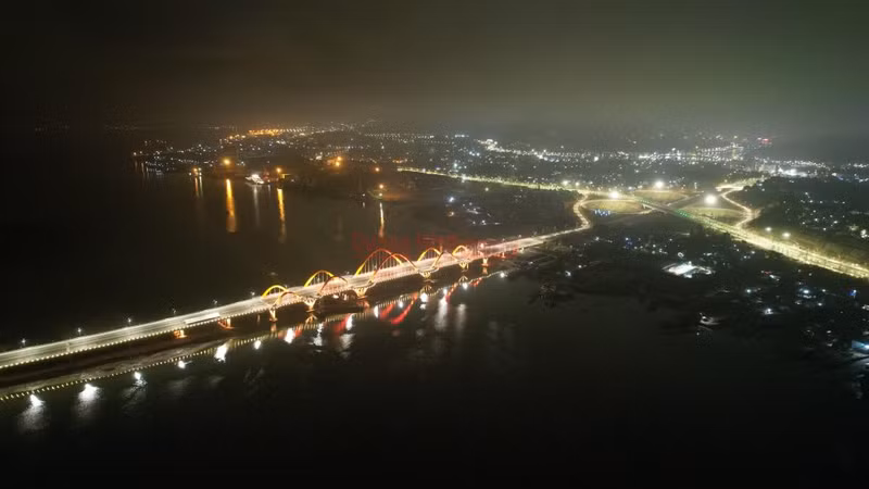 Ночью мост становится более сверкающим благодаря цветным светодиодным лампам и его отражениям на воде. Фото: baoquangninh.com.vn